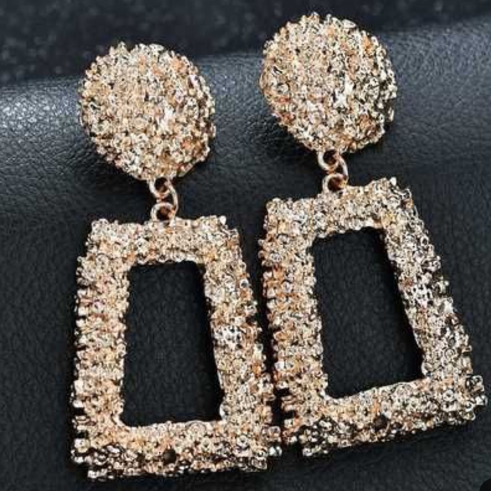 Gold square statement earrings - Picture 4 of 5